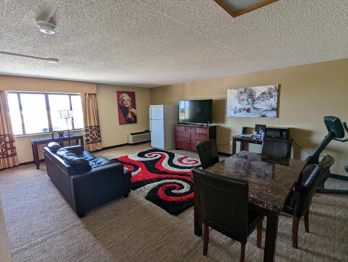Super 8 By Wyndham Wichita North Hotel Екстериор снимка