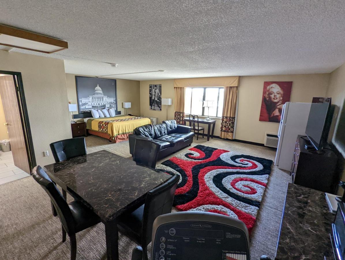 Super 8 By Wyndham Wichita North Hotel Екстериор снимка