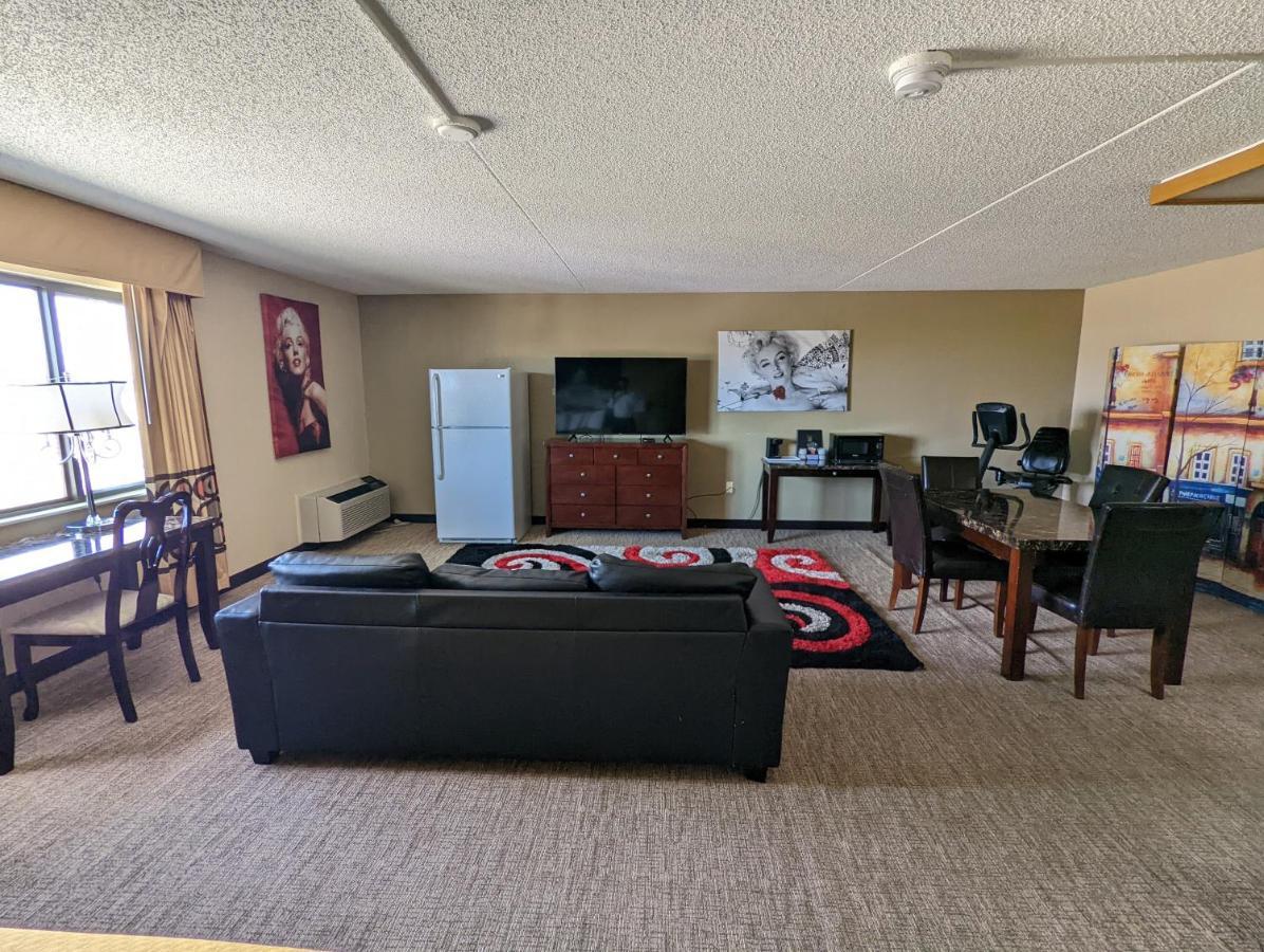 Super 8 By Wyndham Wichita North Hotel Екстериор снимка