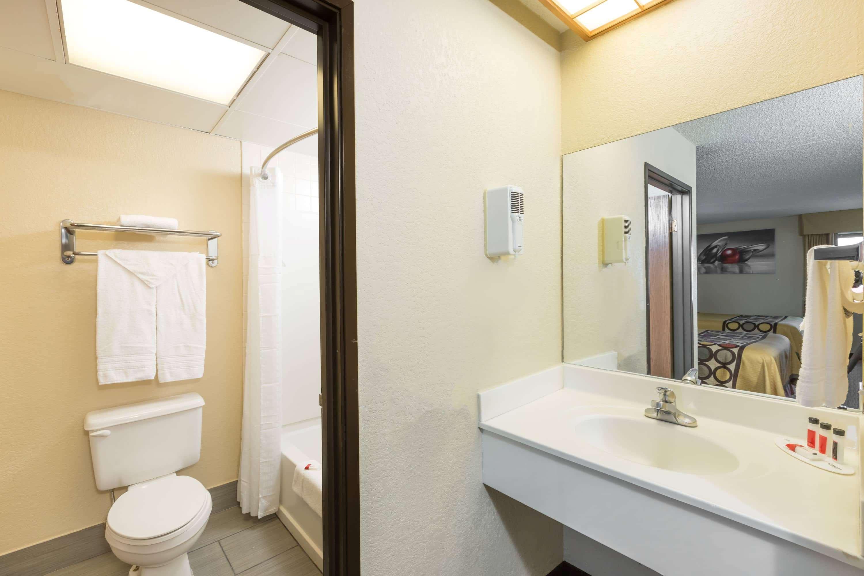 Super 8 By Wyndham Wichita North Hotel Екстериор снимка
