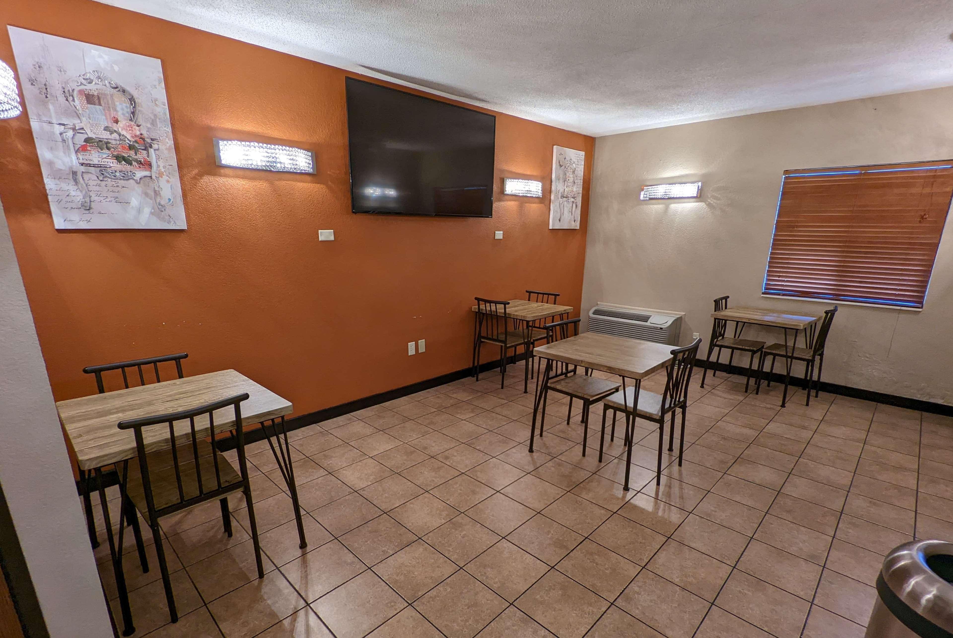 Super 8 By Wyndham Wichita North Hotel Екстериор снимка