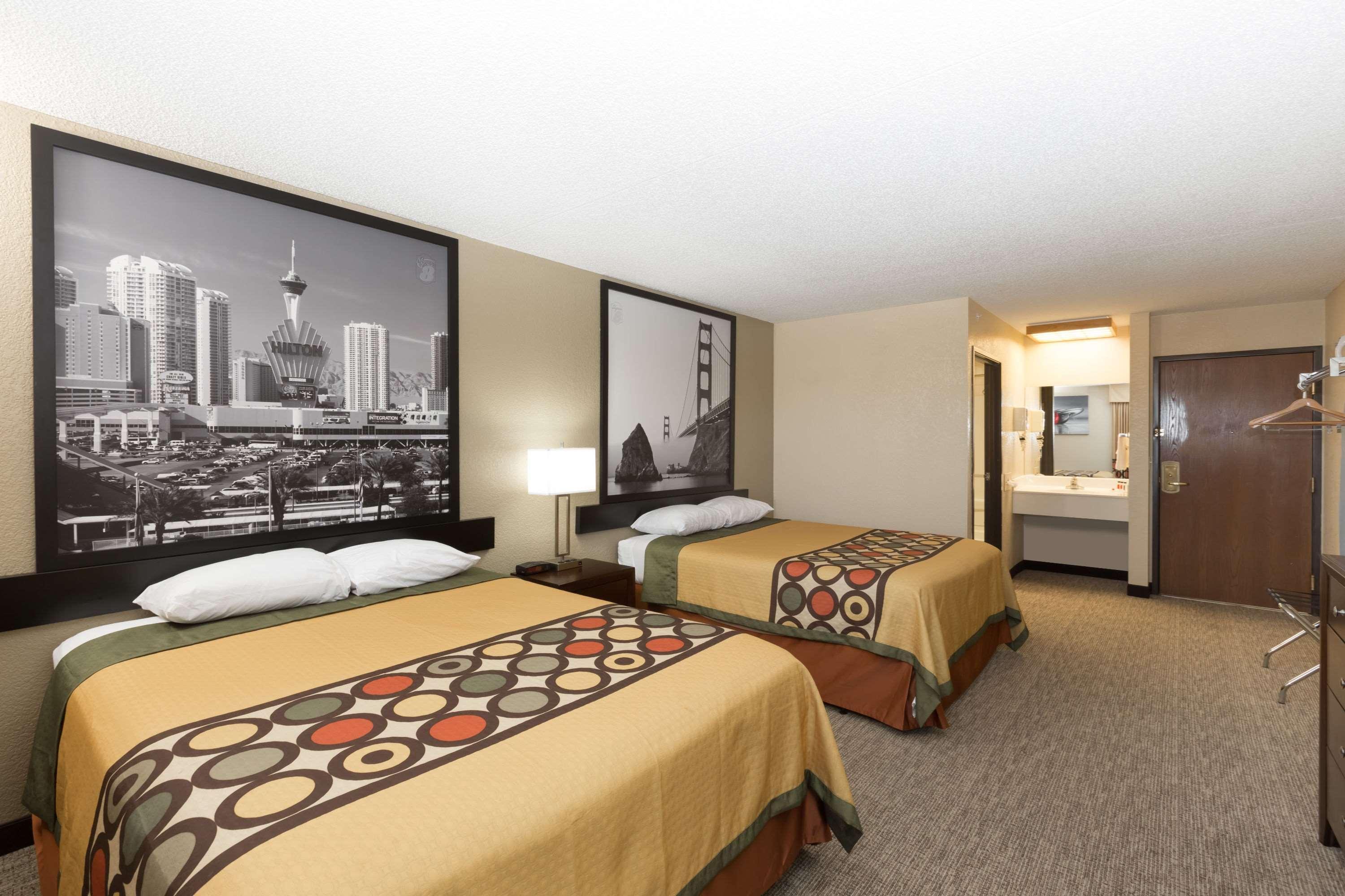 Super 8 By Wyndham Wichita North Hotel Екстериор снимка