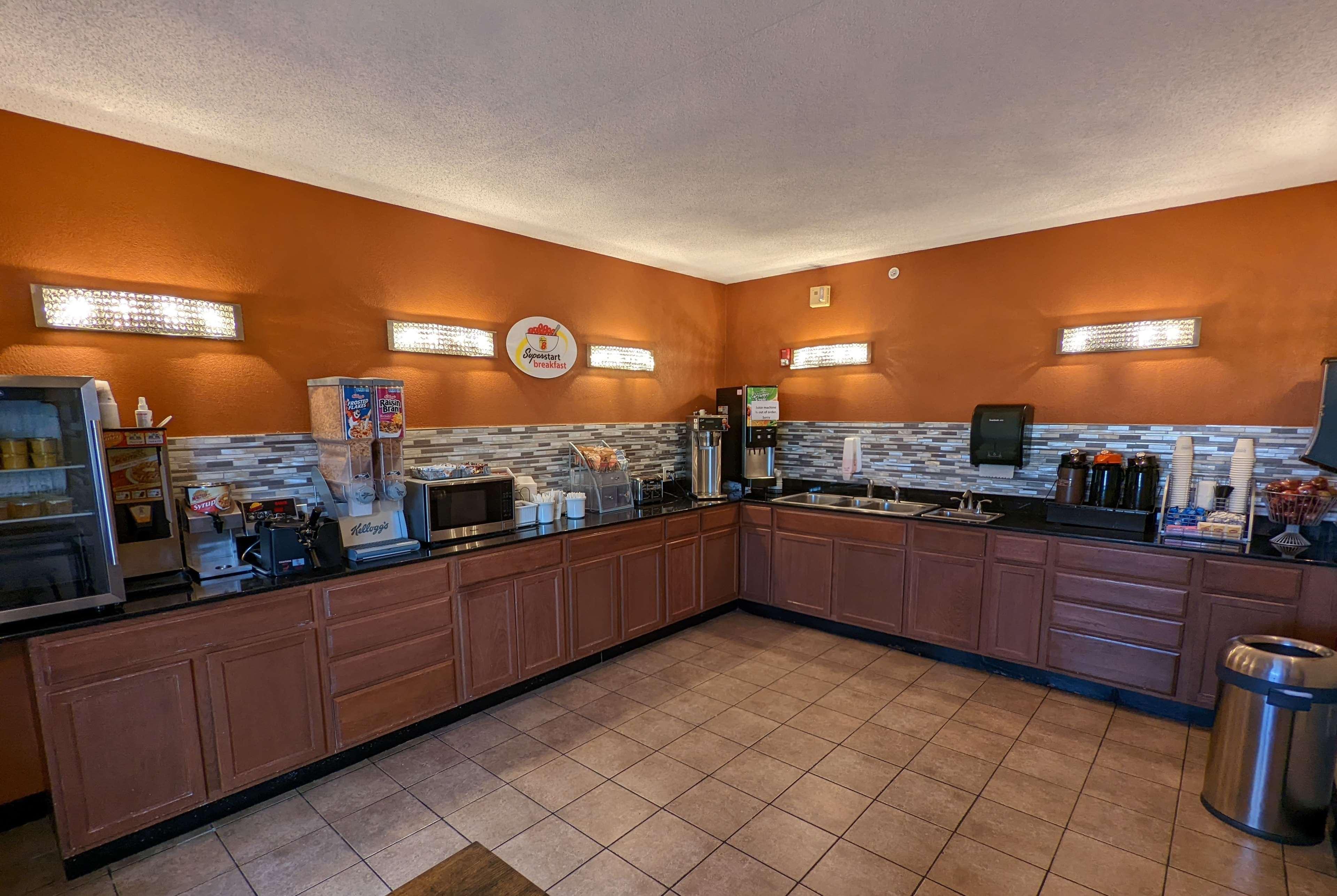 Super 8 By Wyndham Wichita North Hotel Екстериор снимка