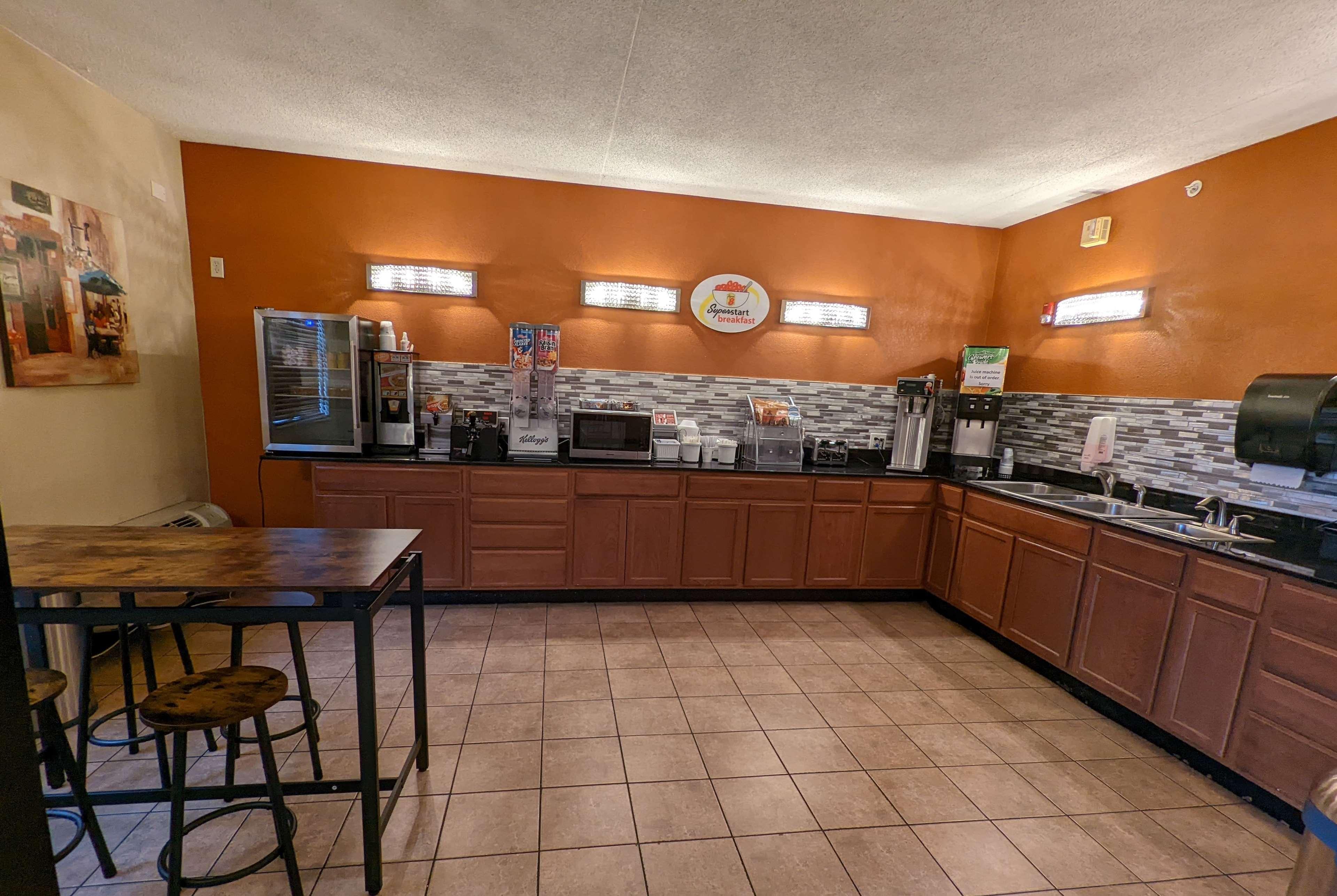 Super 8 By Wyndham Wichita North Hotel Екстериор снимка