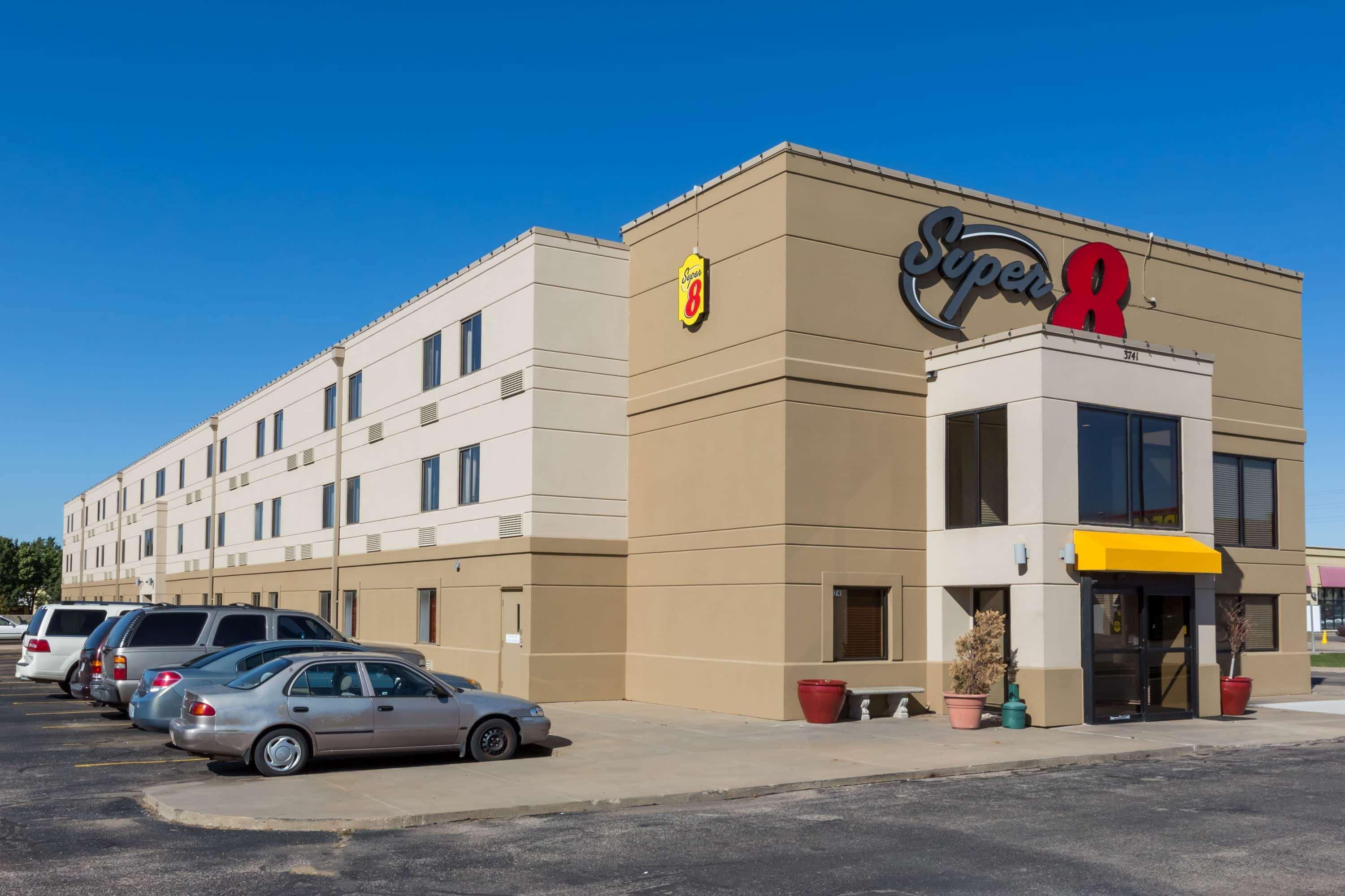 Super 8 By Wyndham Wichita North Hotel Екстериор снимка
