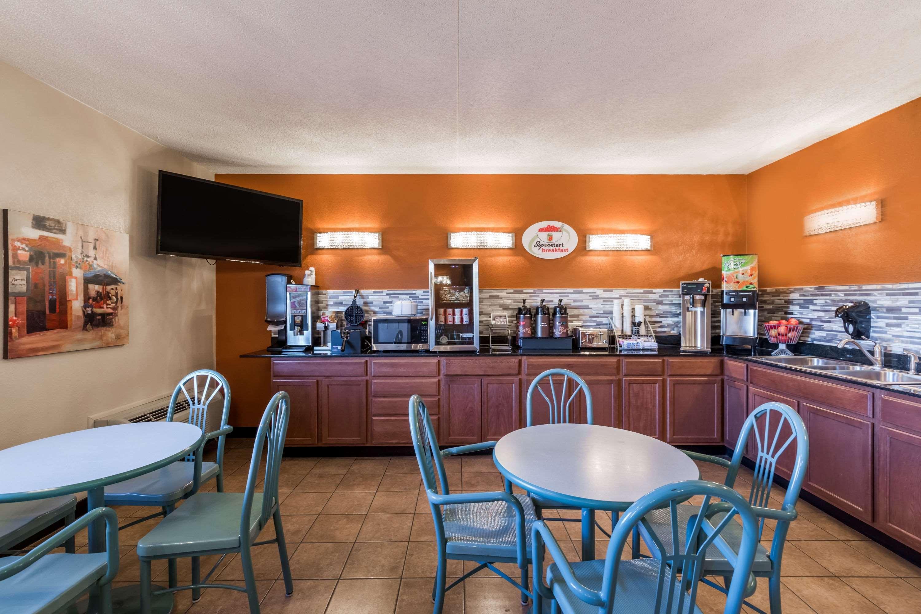 Super 8 By Wyndham Wichita North Hotel Екстериор снимка