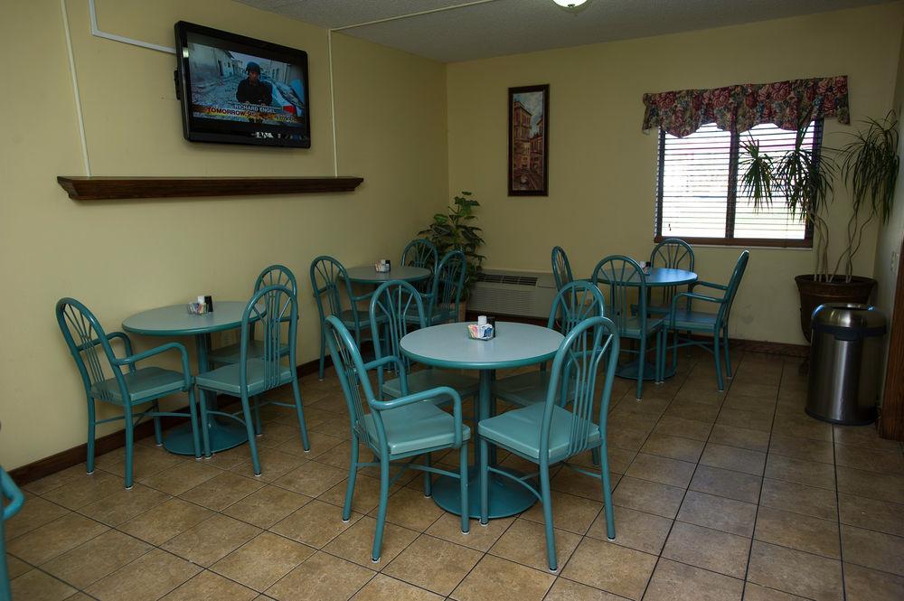 Super 8 By Wyndham Wichita North Hotel Екстериор снимка
