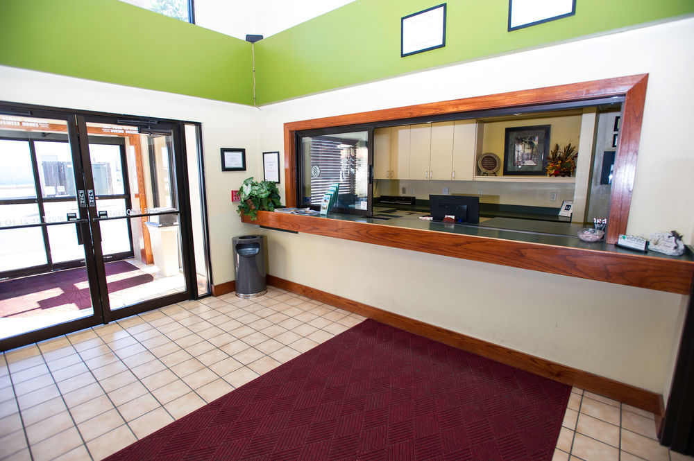 Super 8 By Wyndham Wichita North Hotel Екстериор снимка
