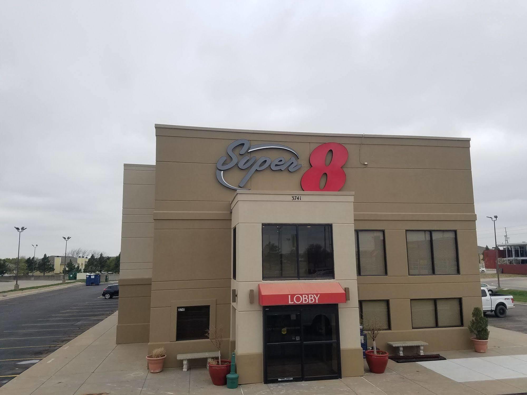 Super 8 By Wyndham Wichita North Hotel Екстериор снимка