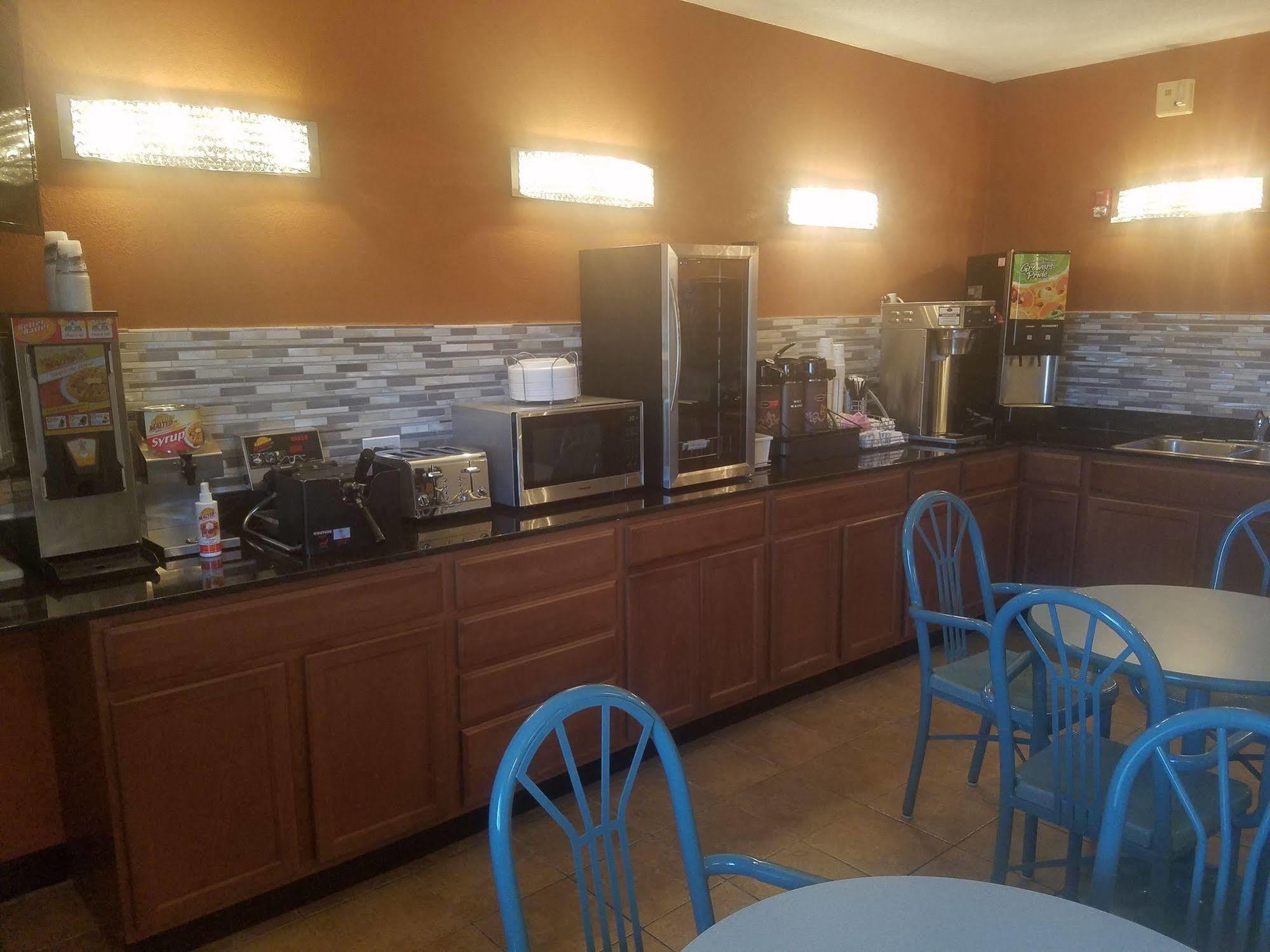 Super 8 By Wyndham Wichita North Hotel Екстериор снимка