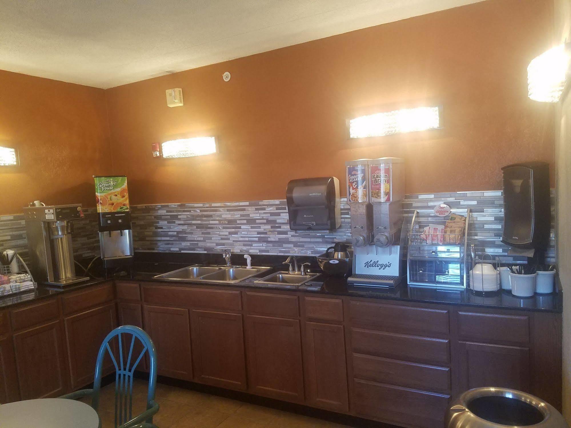 Super 8 By Wyndham Wichita North Hotel Екстериор снимка