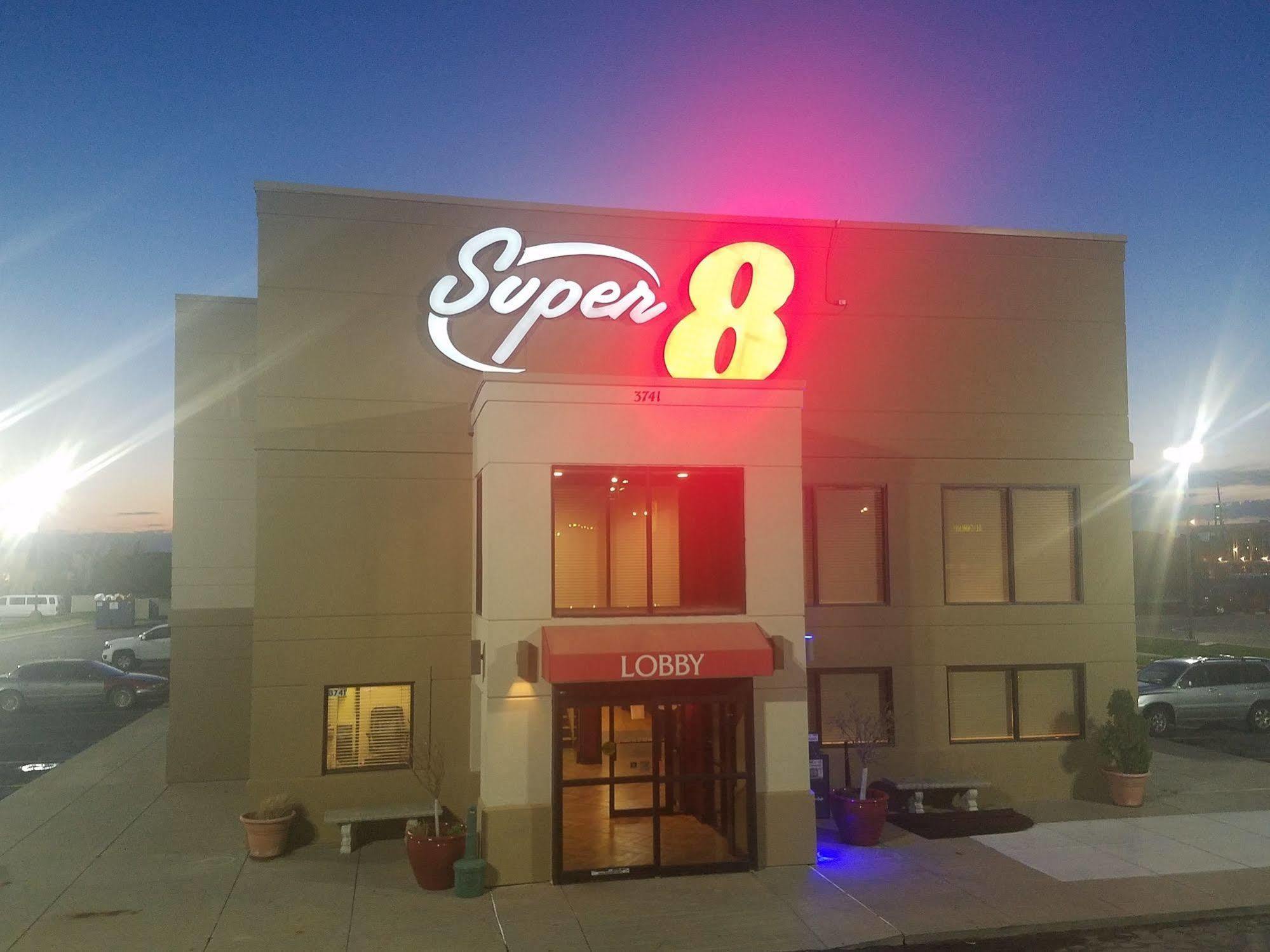 Super 8 By Wyndham Wichita North Hotel Екстериор снимка
