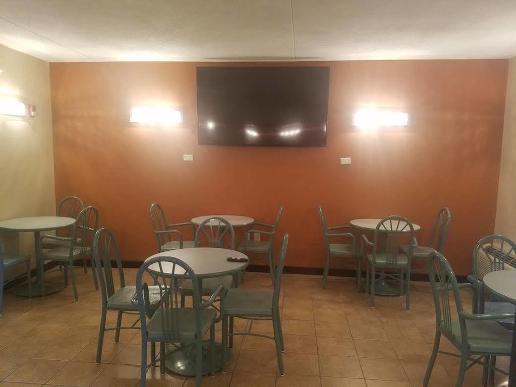 Super 8 By Wyndham Wichita North Hotel Екстериор снимка