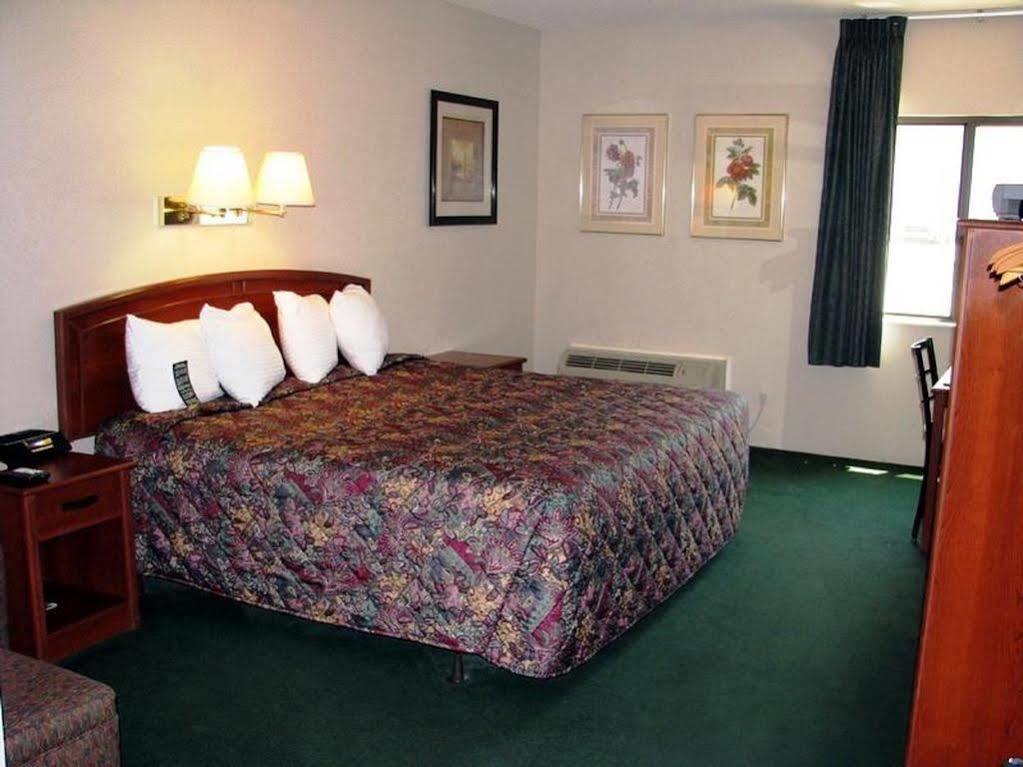Super 8 By Wyndham Wichita North Hotel Екстериор снимка