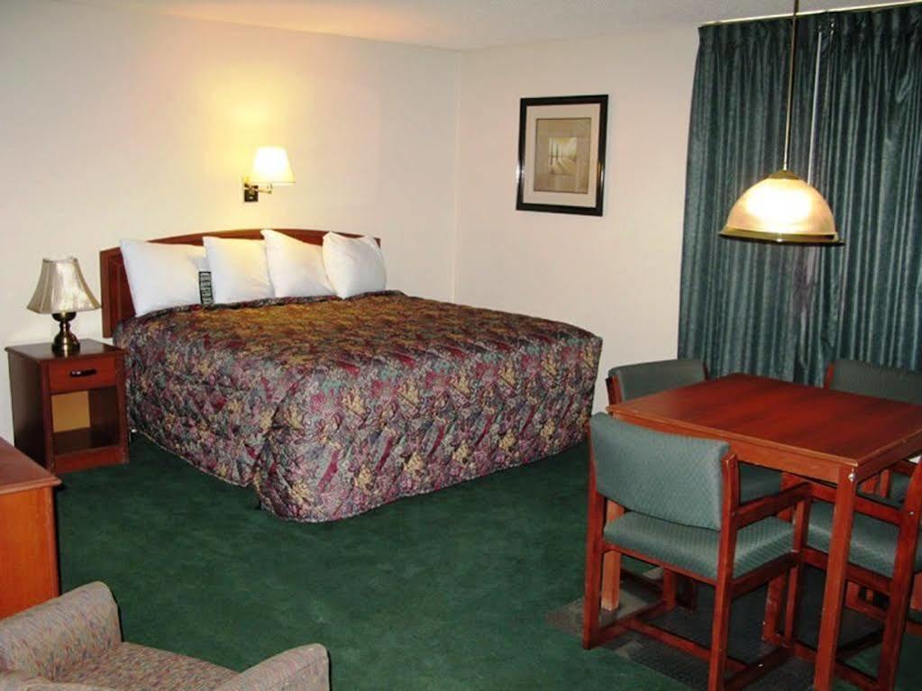 Super 8 By Wyndham Wichita North Hotel Екстериор снимка
