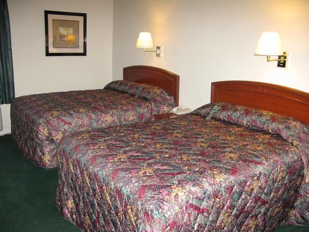Super 8 By Wyndham Wichita North Hotel Екстериор снимка