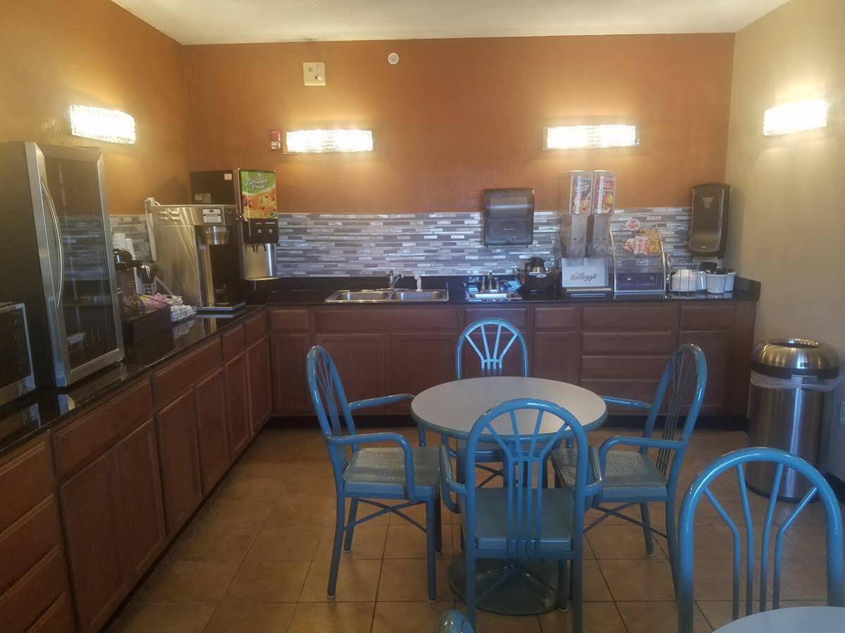 Super 8 By Wyndham Wichita North Hotel Екстериор снимка